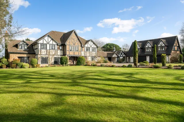 Stokesheath Road, Oxshott, KT22, photo 1