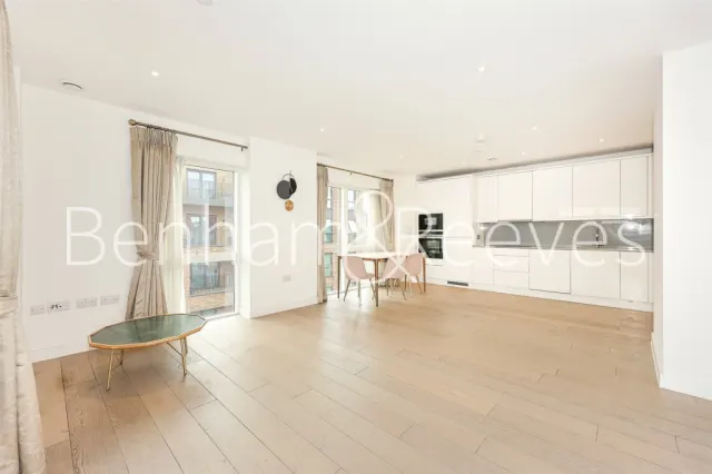 May House, Beaufort Park, NW9, photo 2