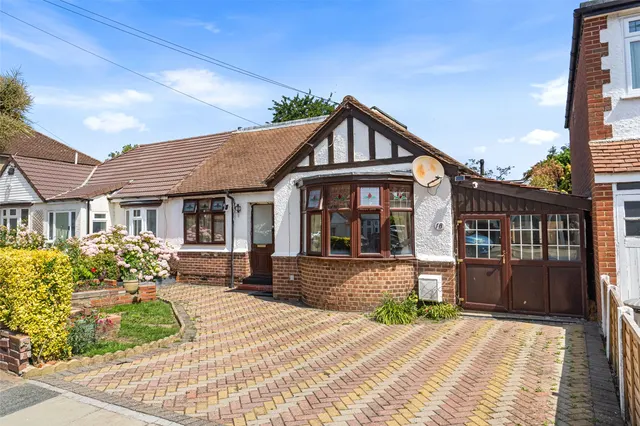 Lyndhurst Avenue, Twickenham, TW2 6BY, photo 1