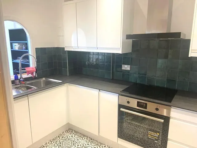 Rivers House Kew Bridge Road, Brentford, photo 1