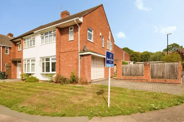 3 bedroom house — Wiltshire Close, Mount Nod, Coventry, CV5