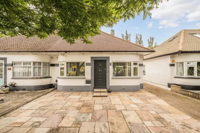 Rosecroft Gardens, TW2, photo 1