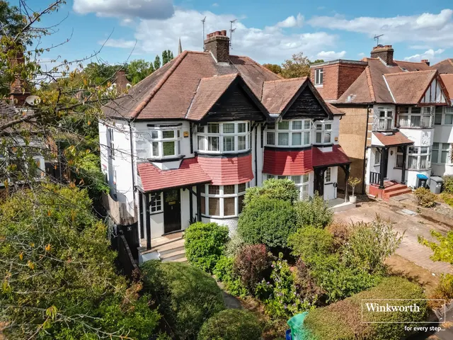 Photo 3 — Birchen Grove, Kingsbury, London, NW9