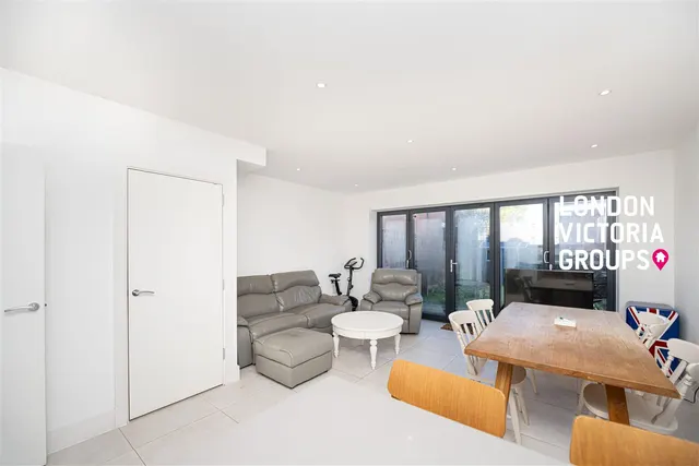 Pipit Drive, London, photo 2