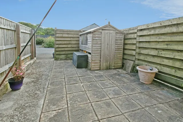 Glendale Crescent, Mount Hawke, TR4, photo 2