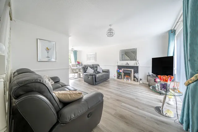 Photo 2 — Ward Close, Ware, SG12