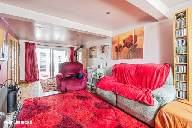 Pound Crescent, Leatherhead, KT22, photo 3