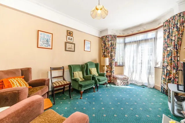 St. Kilda Road, W13, photo 2