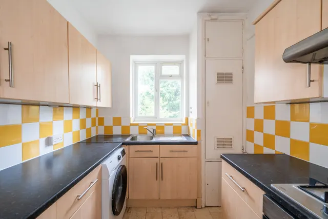 Photo 2 — Weir Road, London, SW12