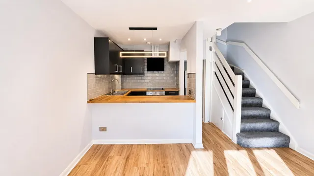 Rotherwood Close, London, photo 1