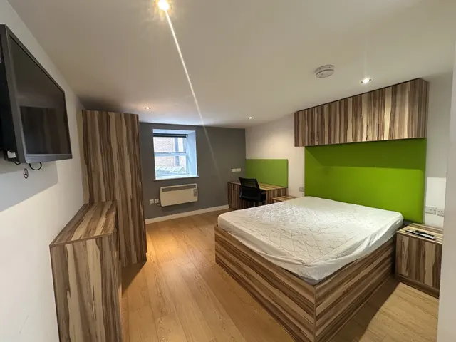 30 Kirkgate, HUDDERSFIELD, photo 1
