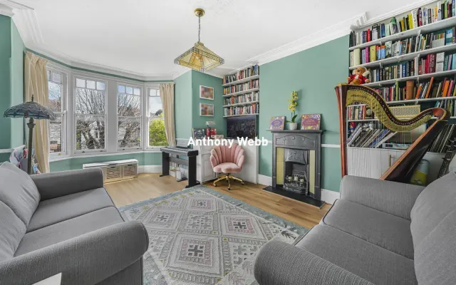 Photo 2 — Lakeside Road, Palmers Green, N13