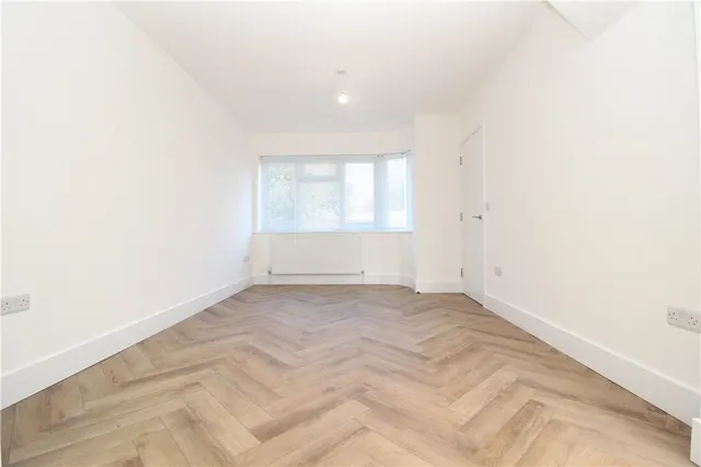 Longford Avenue, Feltham, TW14, photo 2