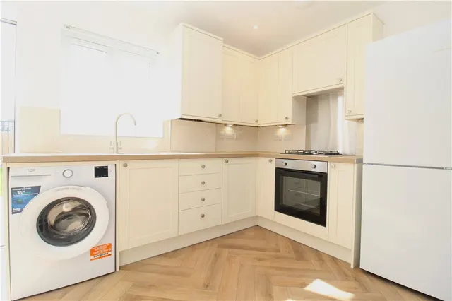 Longford Avenue, Feltham, TW14, photo 3
