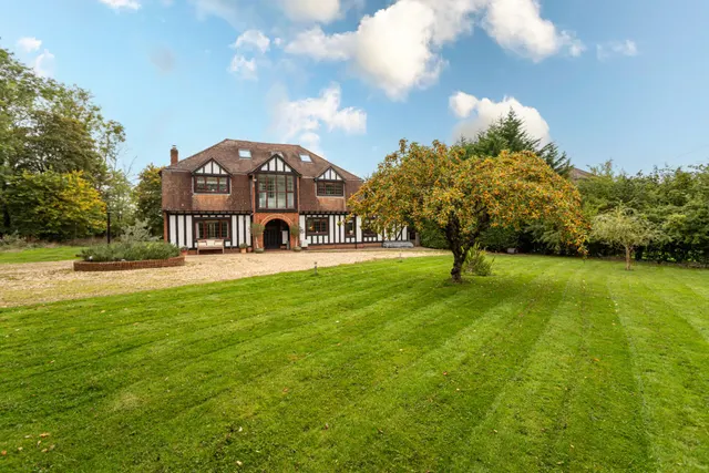The Warren Chalky Lane, Dogmersfield, Hook, RG27 8TG, photo 1