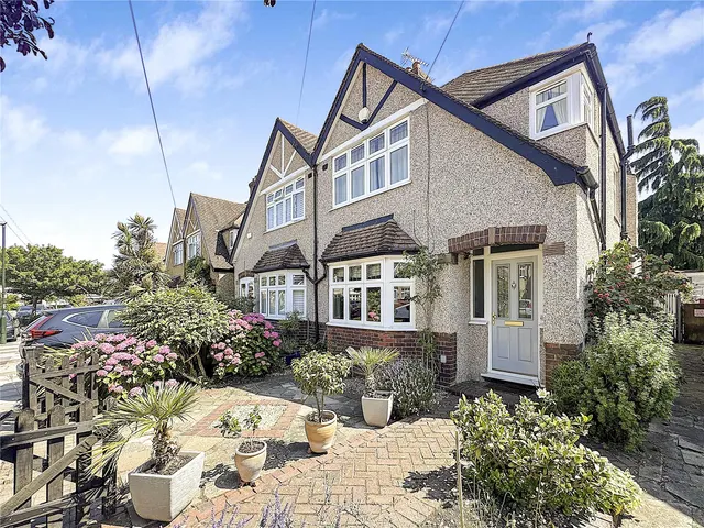 Rydal Gardens, Whitton, TW3, photo 1