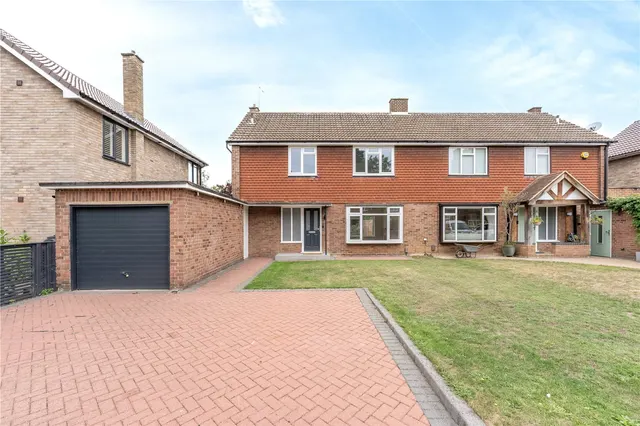 Kenton Avenue, Lower Sunbury, TW16 5AS, photo 1