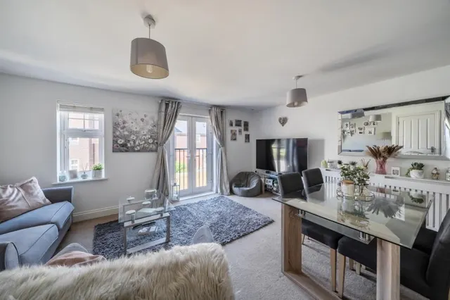 Gomer Road, Bagshot, GU19, photo 2