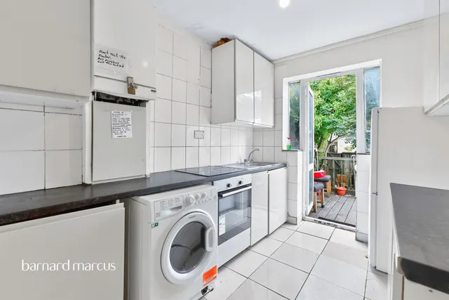 Holders Hill Avenue, London, NW4, photo 2