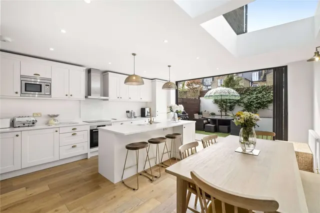 Acris Street, London, SW18, photo 1