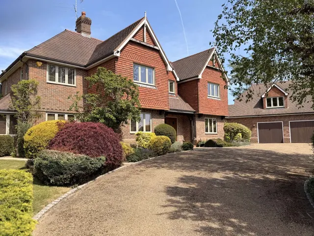 Kerves Lane, Horsham, West Sussex, RH13 6ES, photo 1