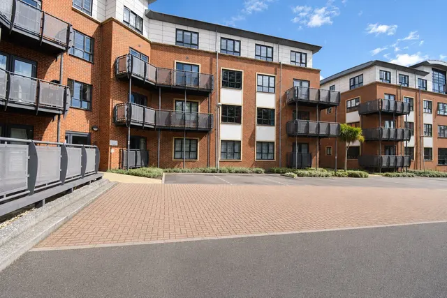 Wallis Square, Farnborough, Hampshire, GU14 7GQ, photo 1
