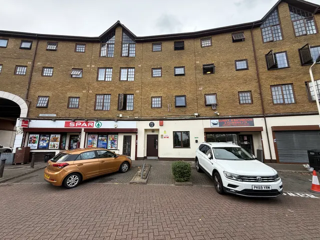Comer Crescent, Southall, UB2, photo 1
