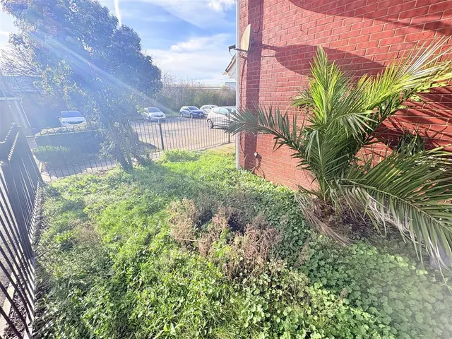Photo 2 — Chadwick Way, Hamble, Southampton