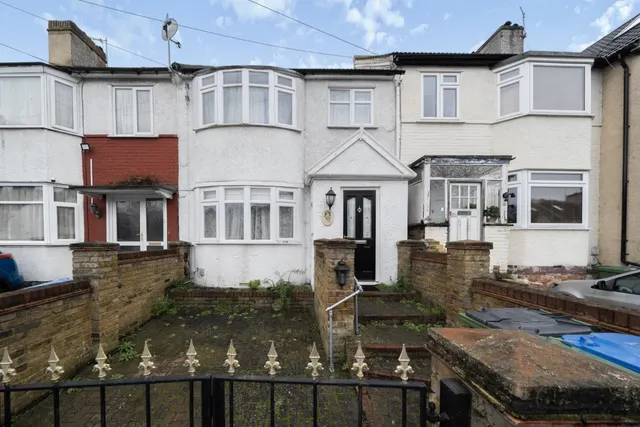 Bastion Road, London, photo 1
