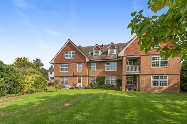 Frensham Road, Farnham, GU9, photo 1
