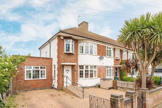 Longford Close, TW12, photo 1