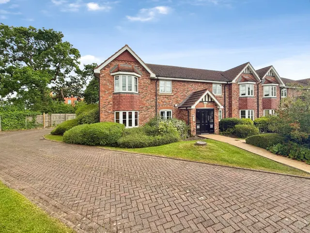 Bloomfield Close, Cheadle, photo 1