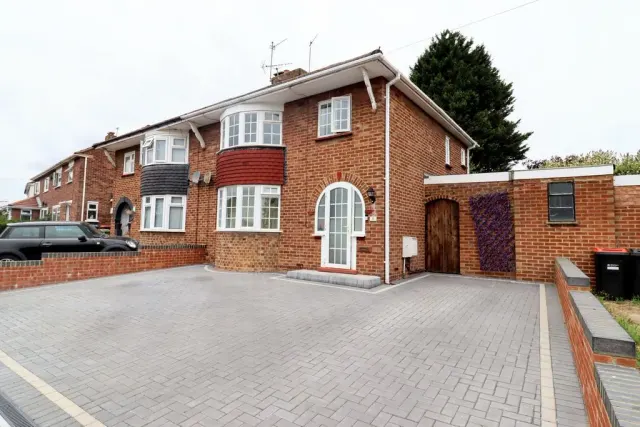 St. Johns Road, Bletchley, Milton Keynes, Buckinghamshire, MK3 5EA, photo 1
