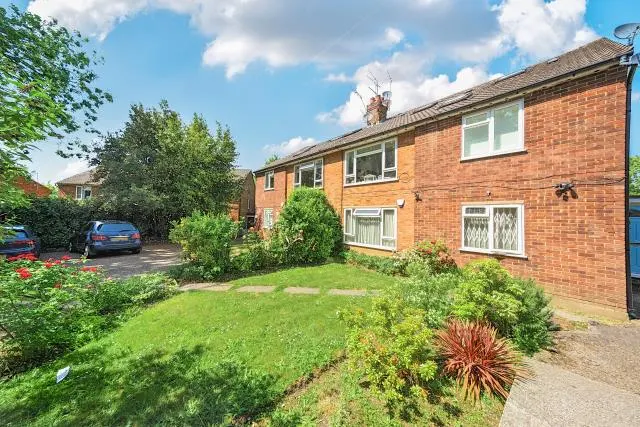 Holden Road, London, N12, photo 1