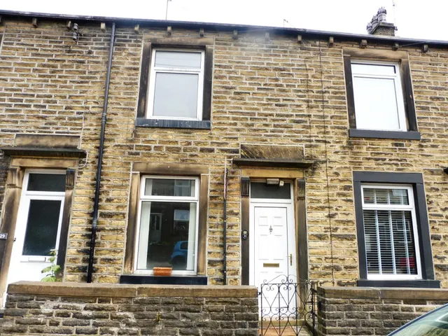 Cheltenham Place, Halifax, HX3, photo 1