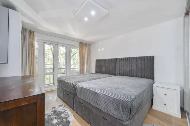 Photo 2 — 333 Grafton Road, London