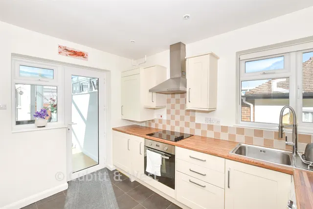 Linden Avenue, East Grinstead, RH19, photo 3