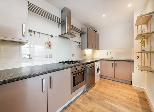 Ordnance Road, Canning Town, E16, photo 3