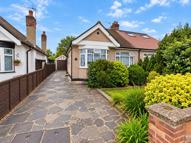 Harewood Avenue, Northolt, UB5, photo 1