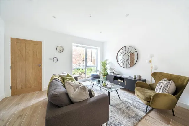 Champagne Walk, London, N3, photo 1