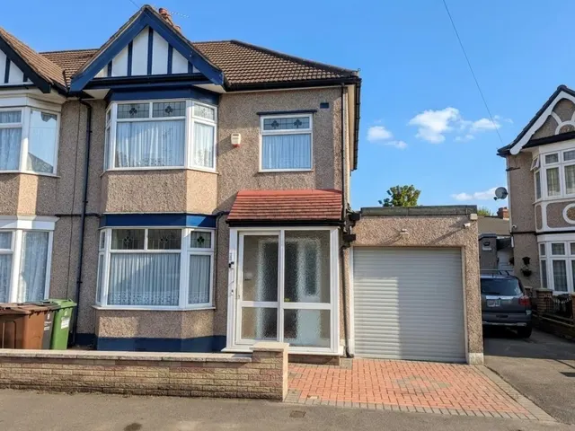 Woodlands Avenue, Romford, Essex RM6 6EA, photo 1