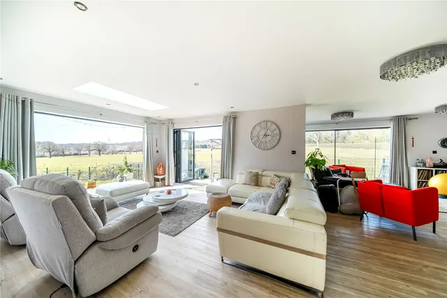 Edgwarebury Lane, Edgware, HA8, photo 2