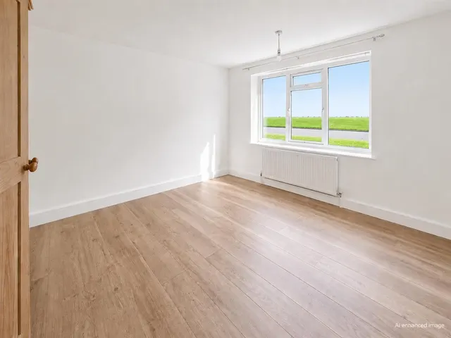 Weald Drive, Furnace Green, RH10, photo 3