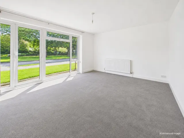 Weald Drive, Furnace Green, RH10, photo 2