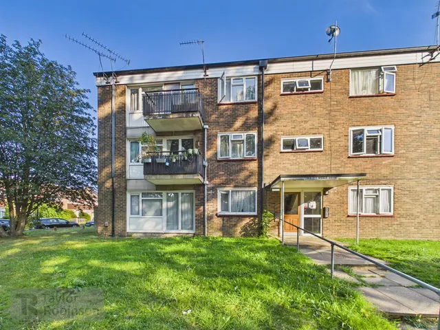 Weald Drive, Furnace Green, RH10, photo 1