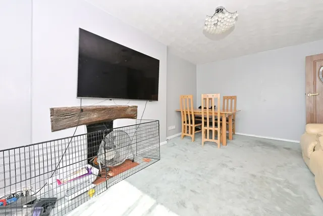 Photo 2 — Devon Road, LUTON, Bedfordshire, LU2