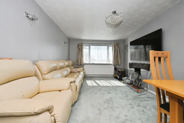 Photo 3 — Devon Road, LUTON, Bedfordshire, LU2