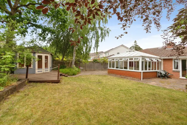 Blackthorn Drive, Lightwater, GU18, photo 2