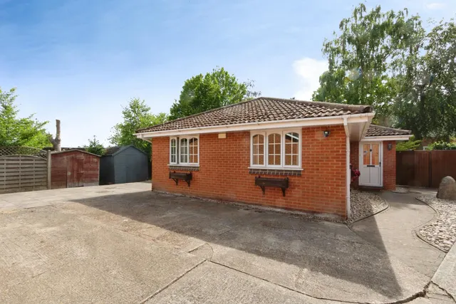 Blackthorn Drive, Lightwater, GU18, photo 1