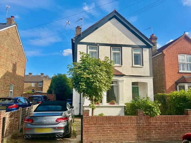 Avenue Road, Surrey Staines-upon-Thames, TW18, photo 1